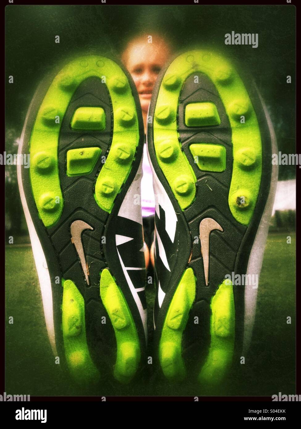 Close-up de bas de chaussures de foot portées par jeune fille Banque D'Images