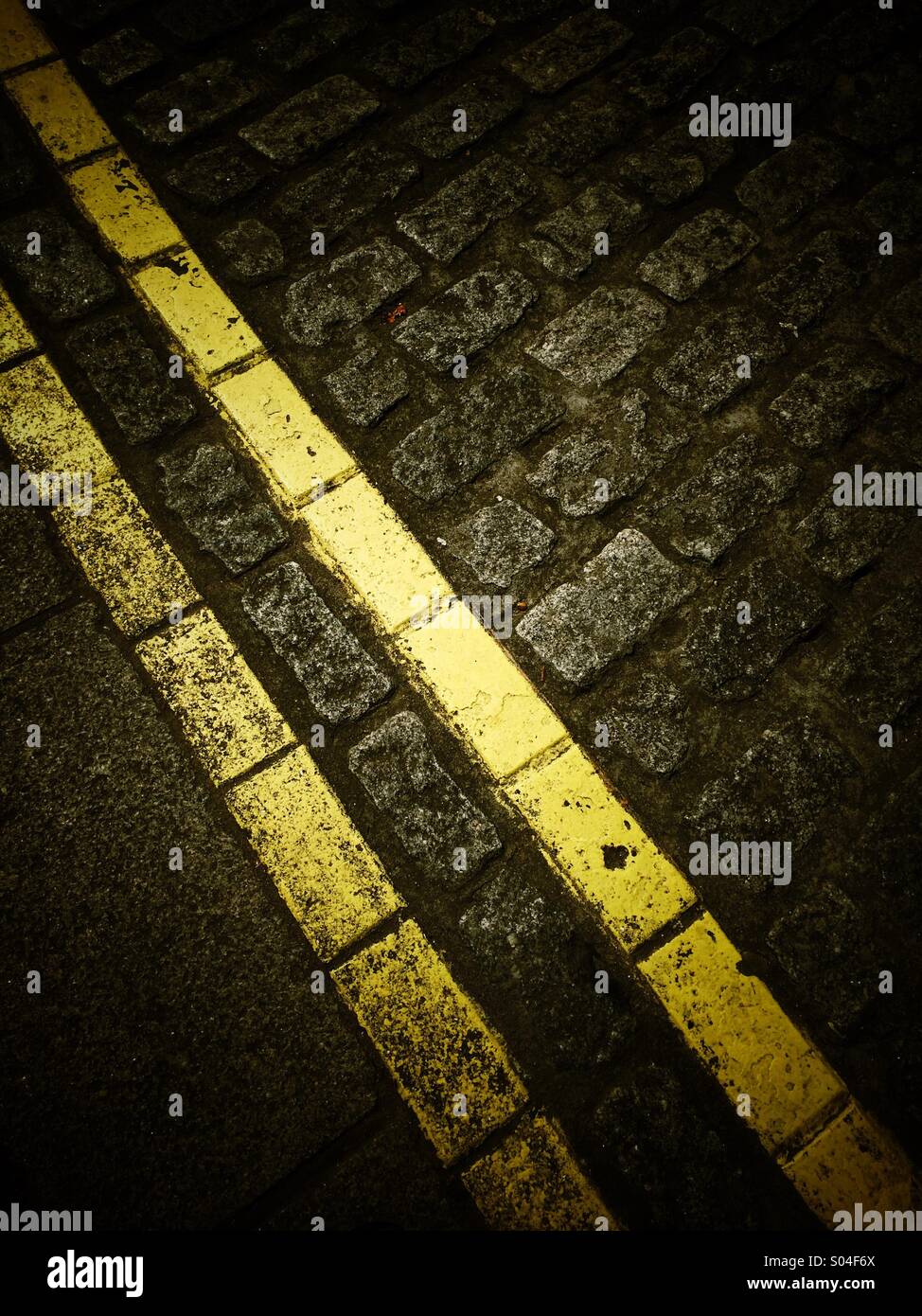 Les lignes jaunes double - Image de stock capturée avec un smartphone