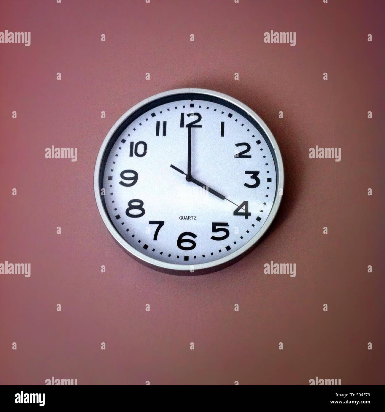 Clock 4 o'clock Banque de photographies et d'images à haute résolution -  Alamy