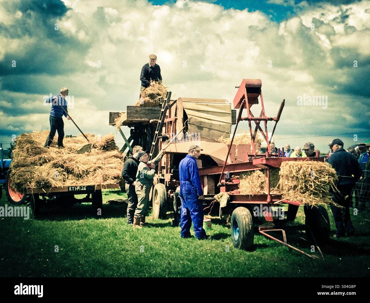 À l'aide d'une machine à la volée vintage show du tracteur. Banque D'Images