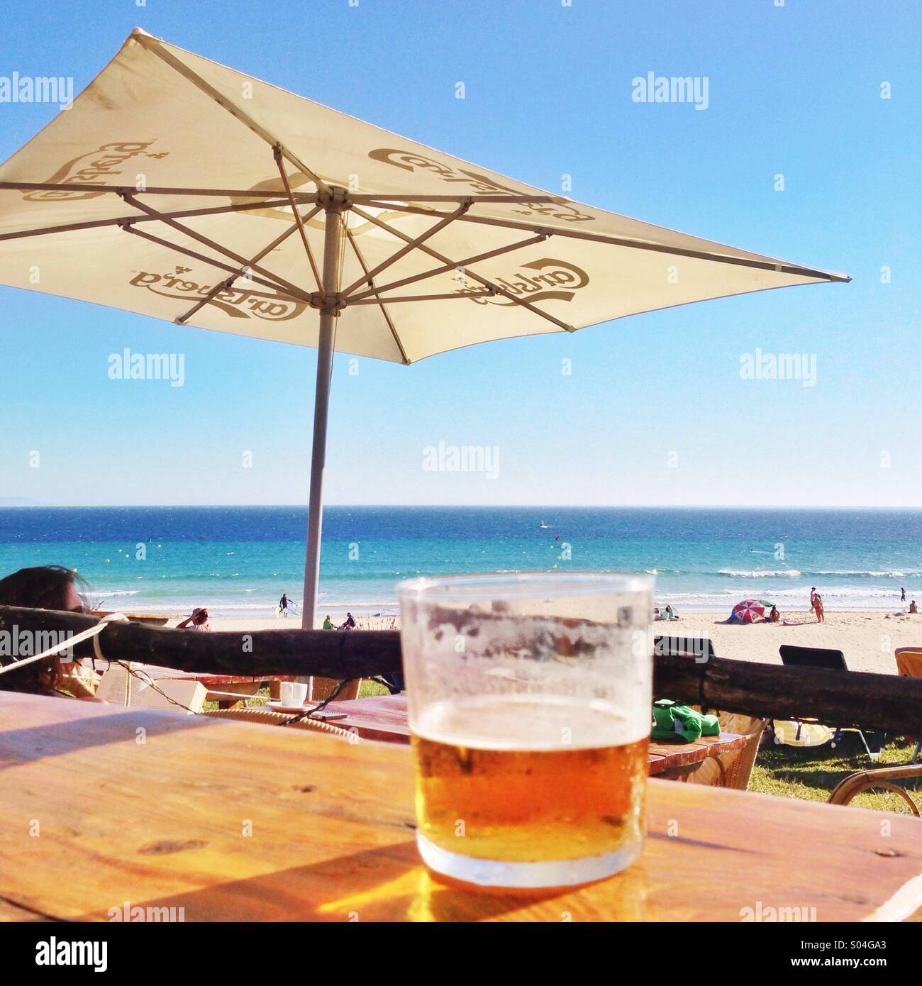 Une bière à la plage Banque D'Images