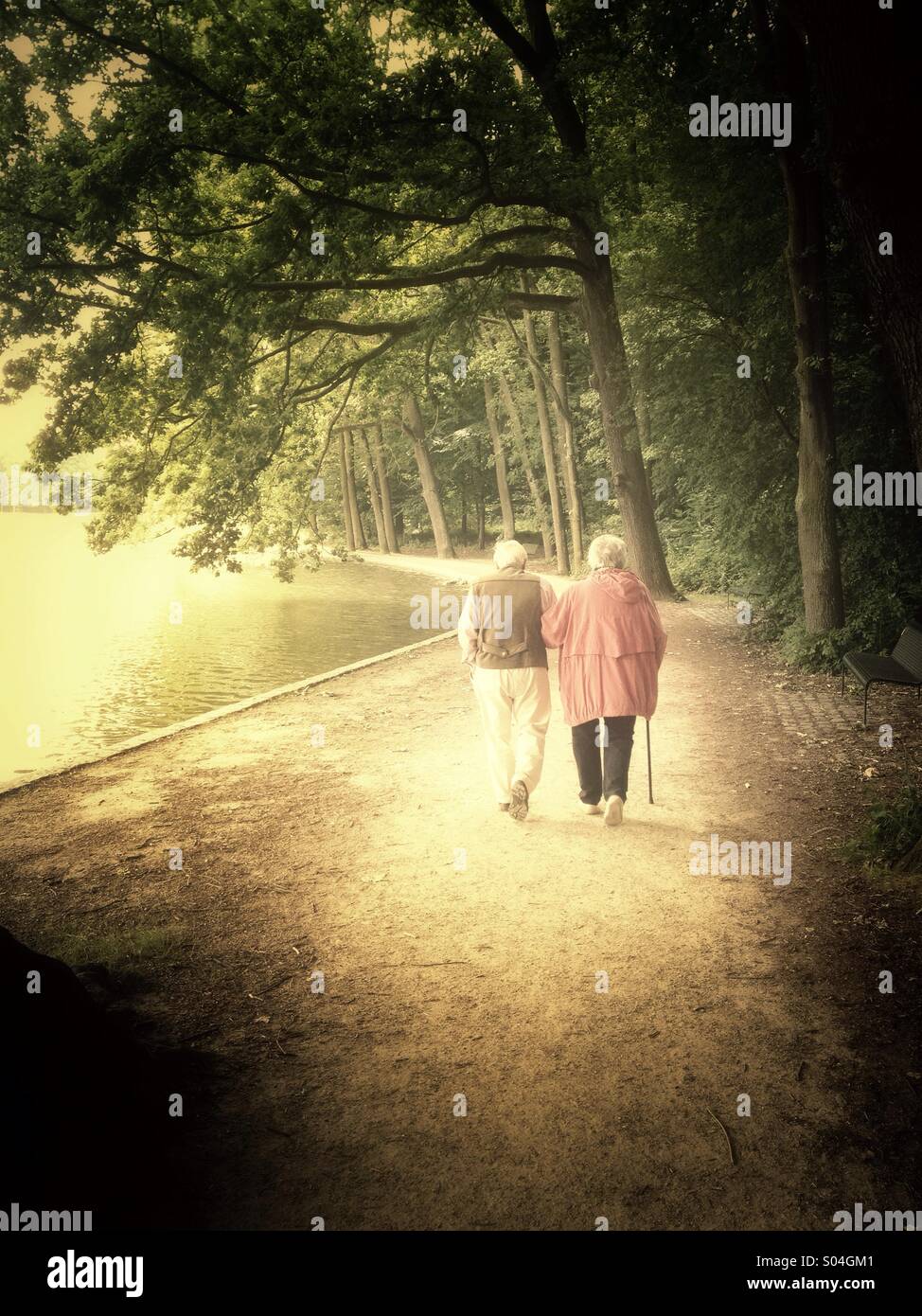 La vieillesse, senior couple walking Banque D'Images