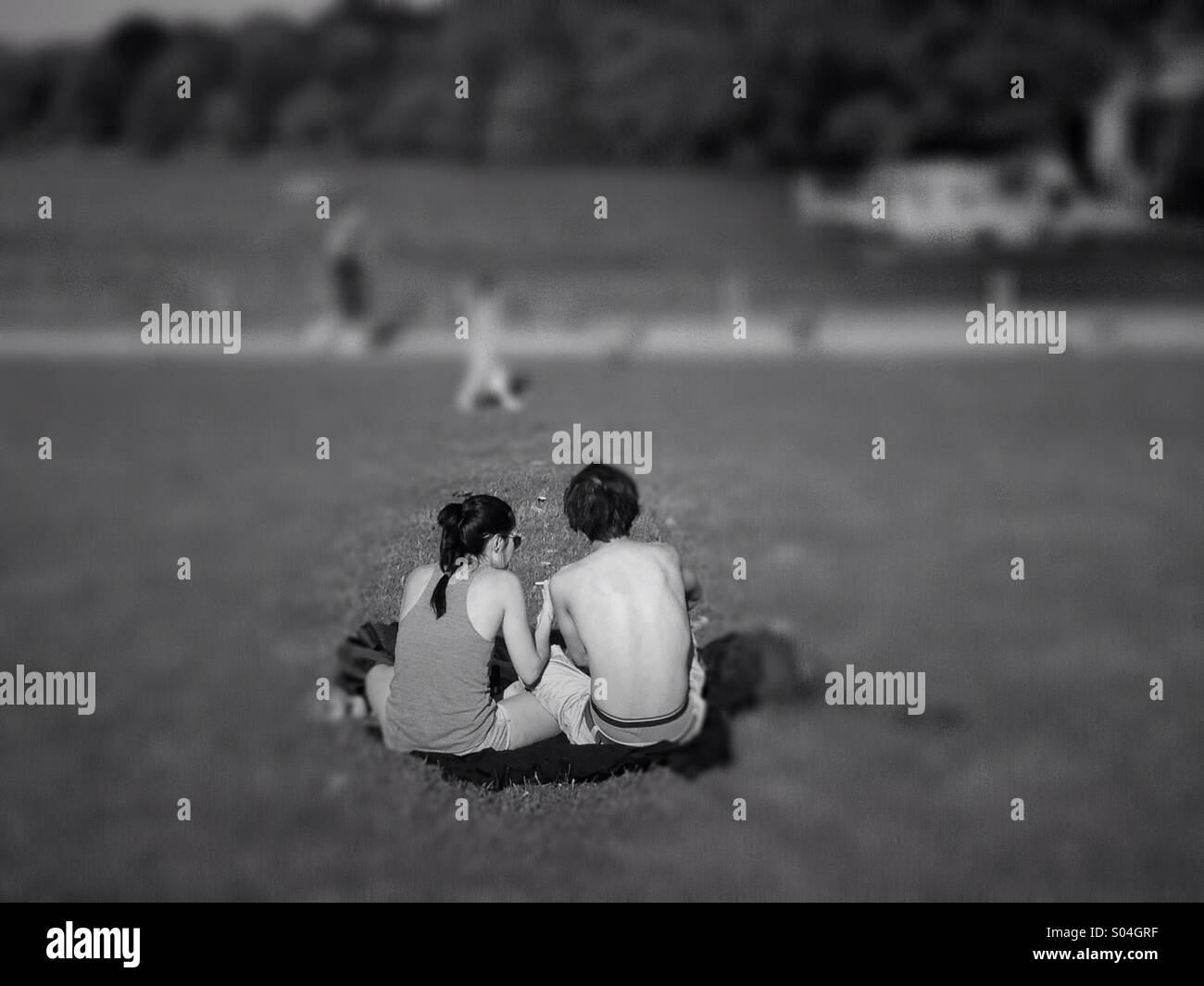 Jeune couple dans le parc avec la tête d'Or,Lyon,France Banque D'Images