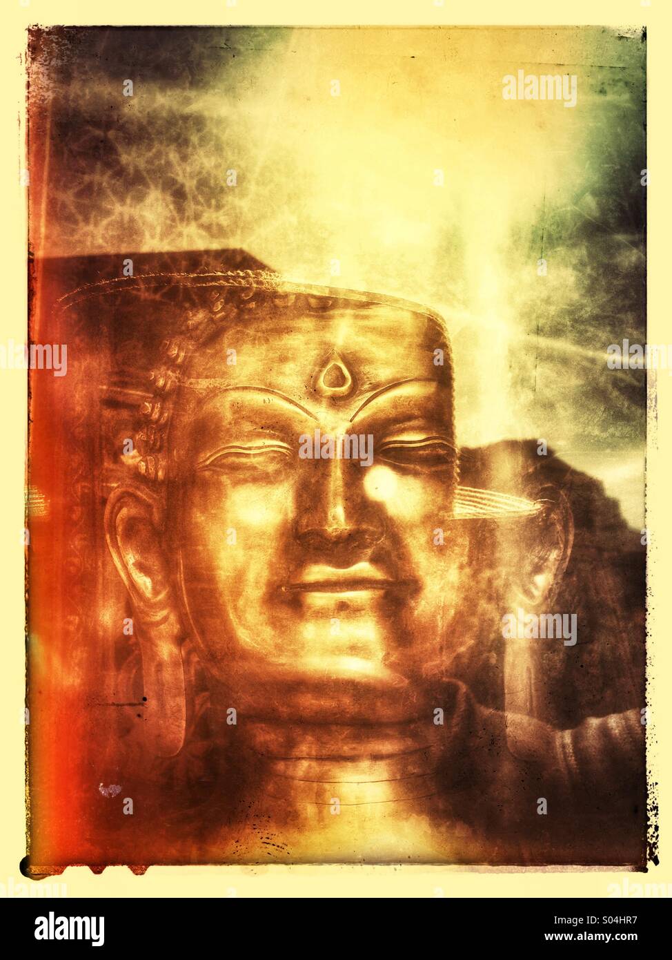 Visage de statue de Bouddha en laiton d'une fenêtre avec des réflexions Banque D'Images