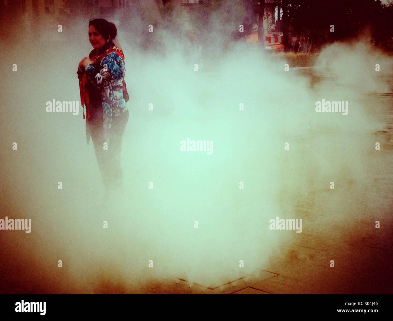 Femme Mystère dans la brume Banque D'Images