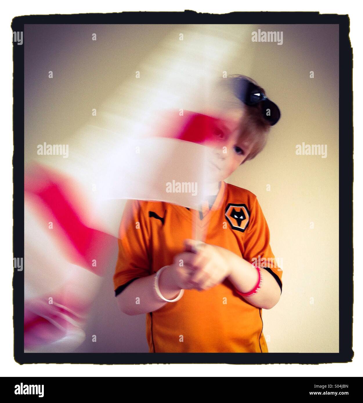 L'Angleterre et les loups le football. Boy Waving Flag. Banque D'Images