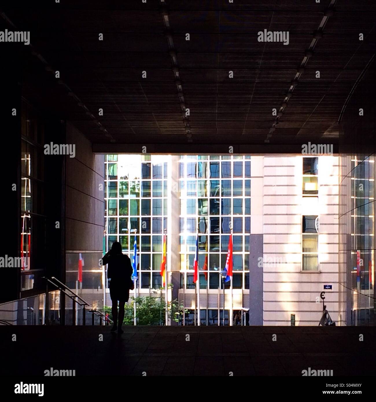 La figure qui se profile à l'extérieur de bâtiment du Parlement européen, Bruxelles Banque D'Images