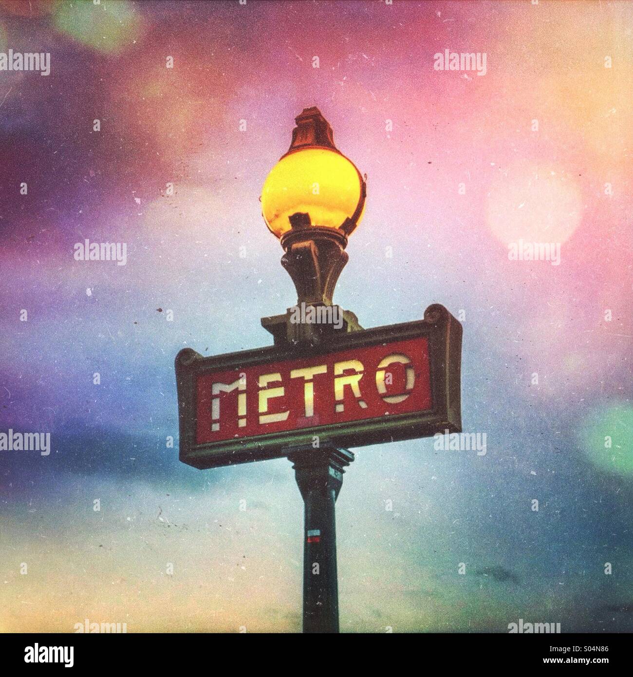 Signe de métro Art Déco allumé à l'aube, Paris, Îsle-de-France, France Banque D'Images