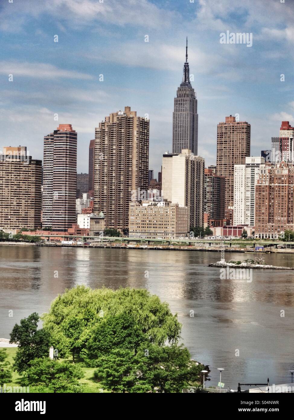 Stare Building Empire dominant l'horizon de Manhattan dans la matinée - Image de stock capturée avec un smartphone