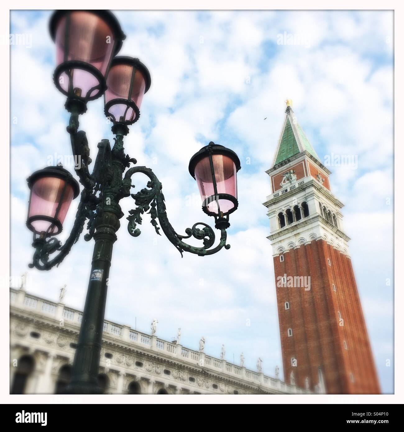 Lampe de rue et son campanile, la Place San Marco, Venice, Veneto, Italie Banque D'Images