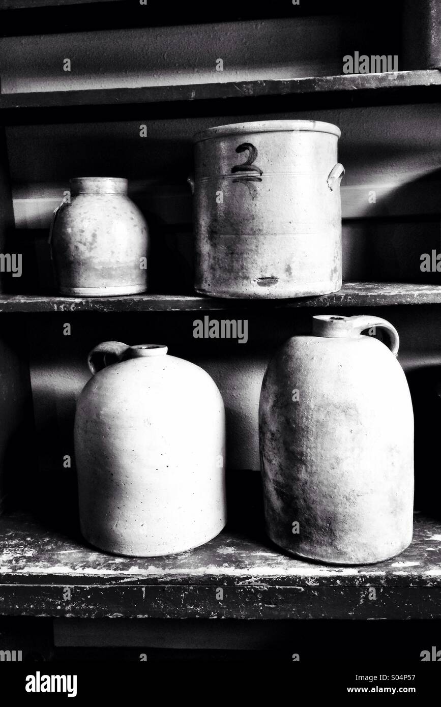 Quatre vieux pichets en grès, b/w - Image de stock capturée avec un smartphone