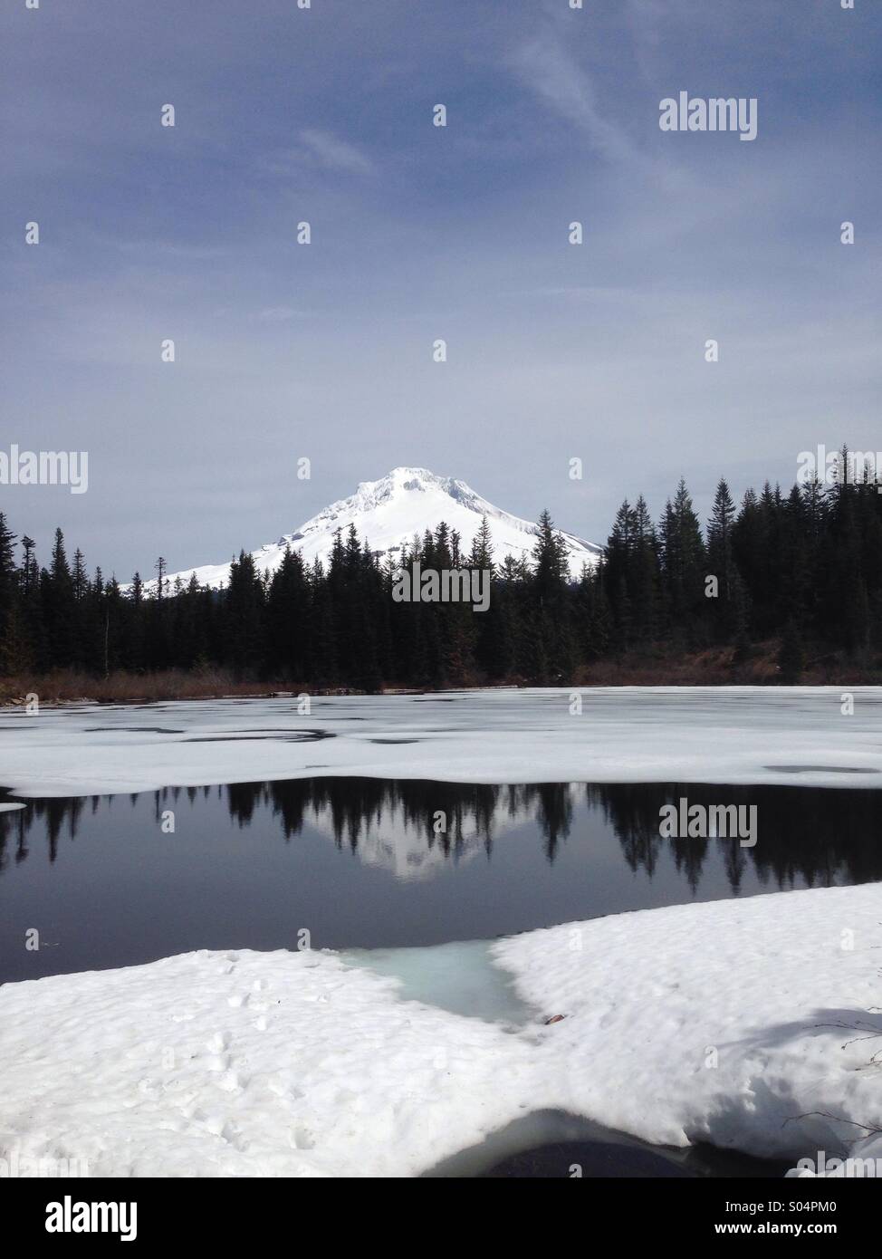 Mt. En dehors de la hotte de Portland, OU se reflète dans le lac Mirror lors d'un dégel mi-printemps. Banque D'Images