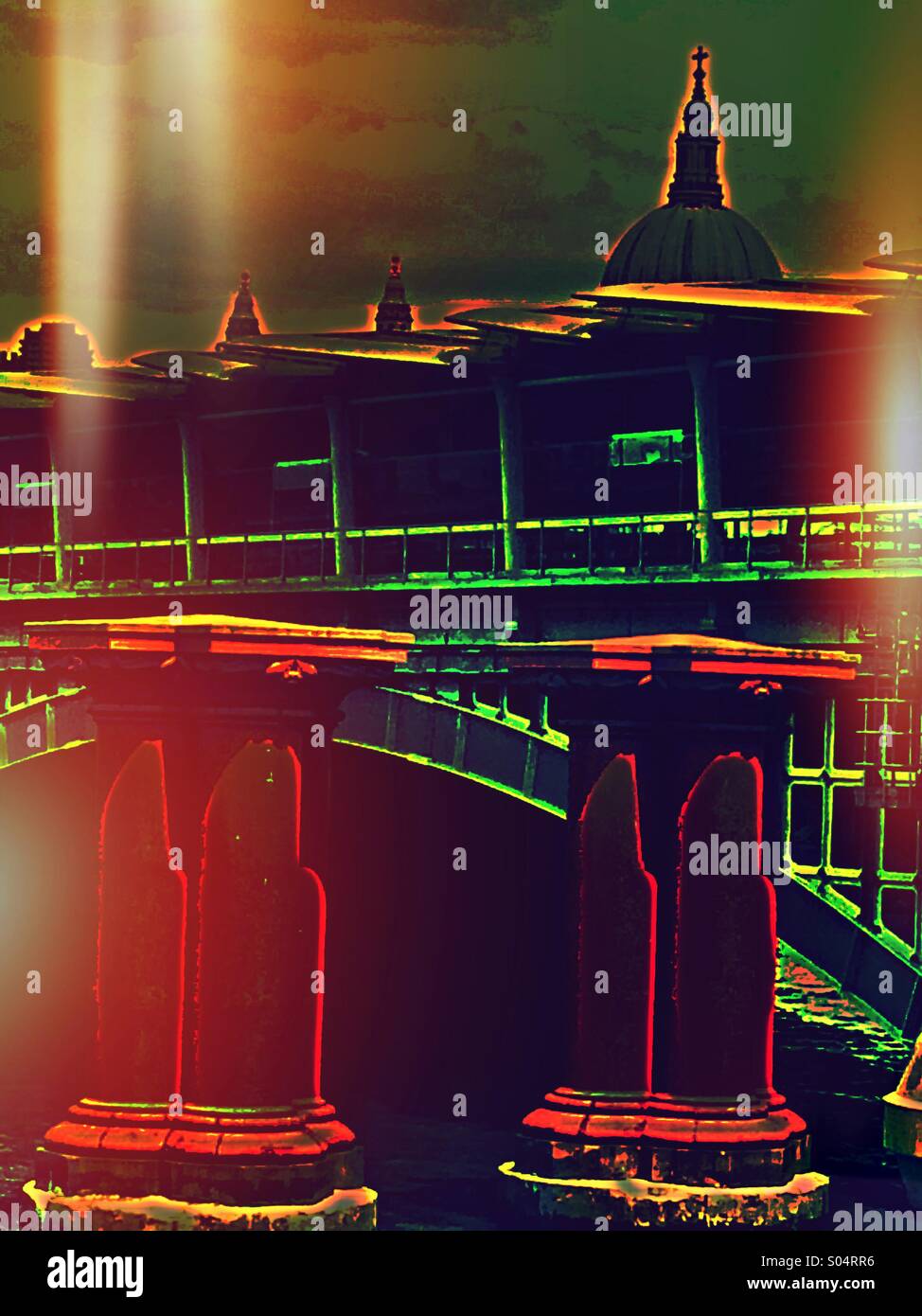 Pont ferroviaire de Blackfriars,colonnes du pont original et le dôme de la Cathédrale St Paul allumé - Image de stock capturée avec un smartphone