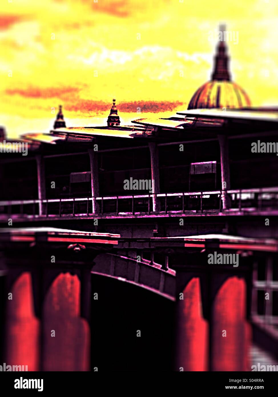 La gare de Blackfriars et pont de chemin de fer abandonnée colonnes et dôme de la Cathédrale St Paul - Image de stock capturée avec un smartphone