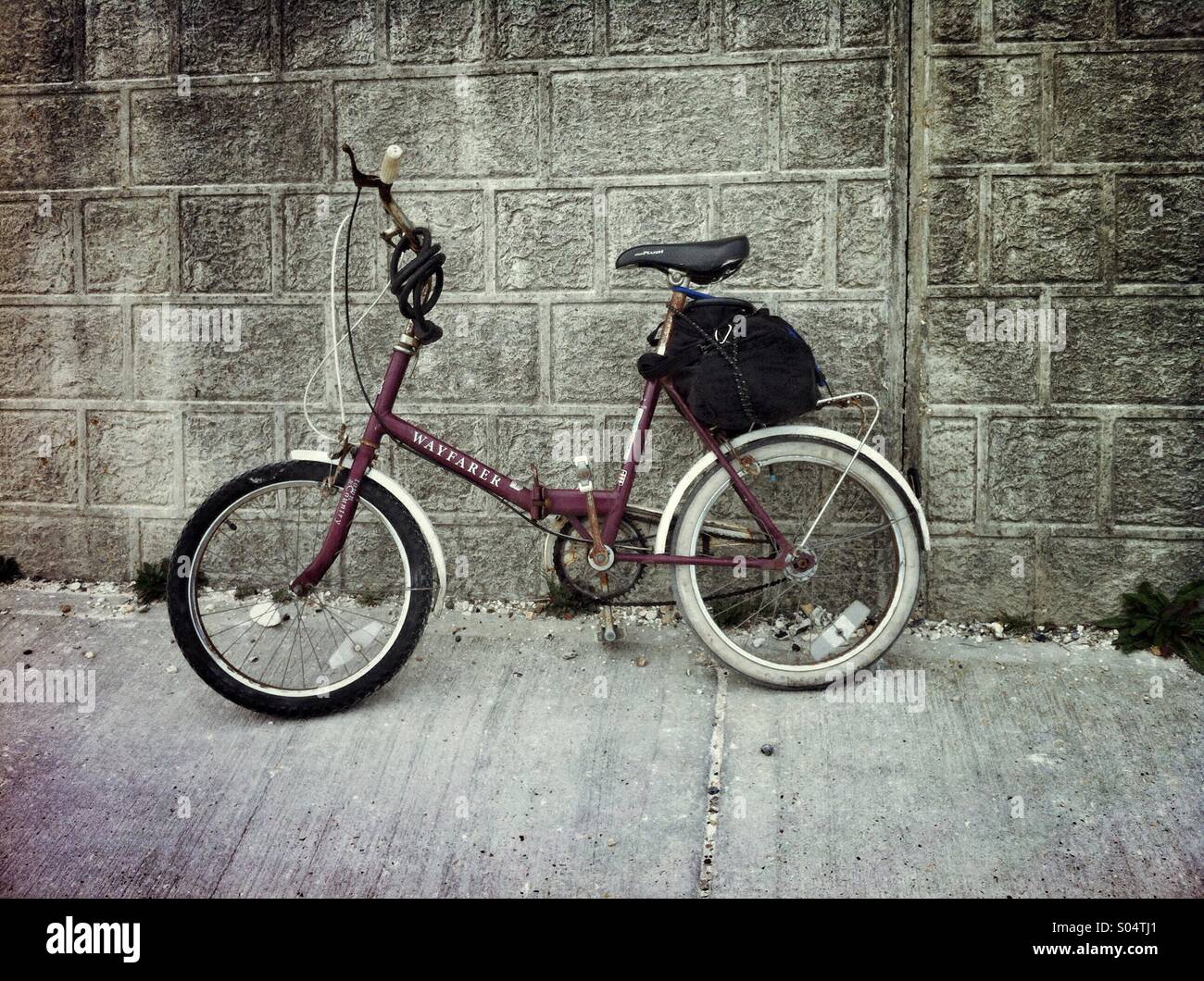 Shopping Vintage vélo avec un sac sur le dos appuyé contre le mur près de Falaise en vertu de Brighton, Angleterre. - Image de stock capturée avec un smartphone