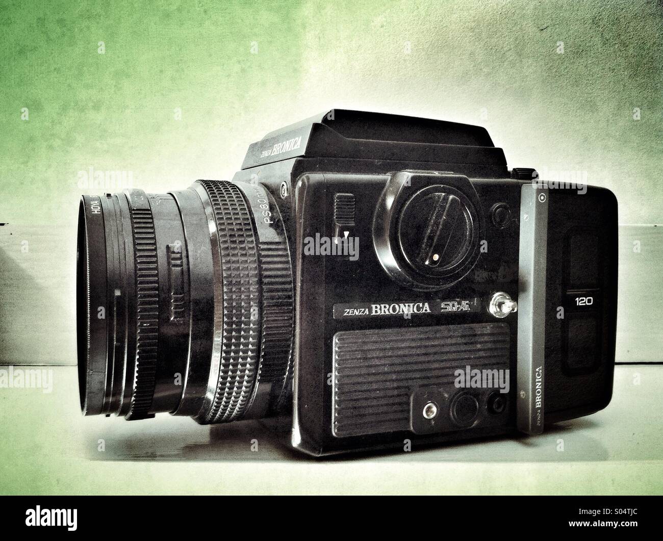 Vintage appareil moyen format sur une étagère blanche vide. Banque D'Images