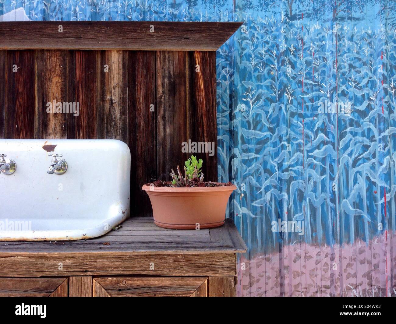 Vintage lavabo et cabinet comme un terreau moderne table. - Image de stock capturée avec un smartphone
