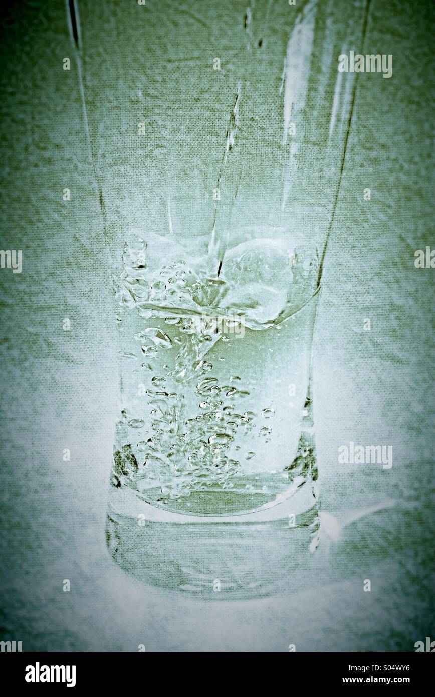 L'eau est versée dans le verre - Image de stock capturée avec un smartphone