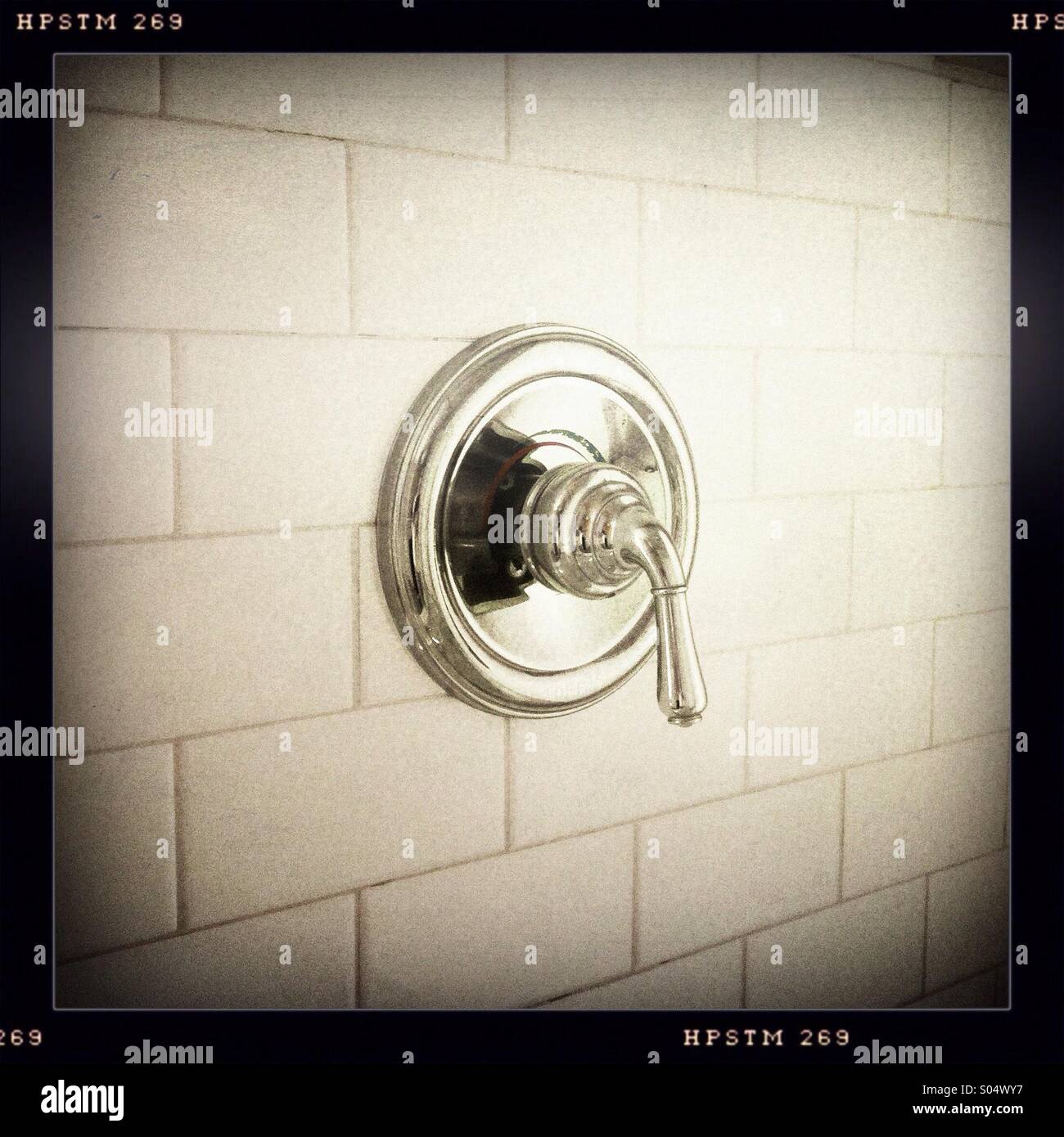 Une salle de bains en métal fixation sur un mur de carreaux Banque D'Images