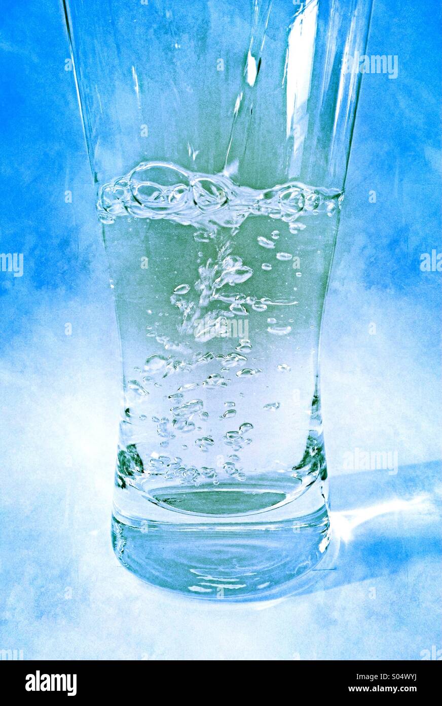 L'eau est versée dans le verre - Image de stock capturée avec un smartphone