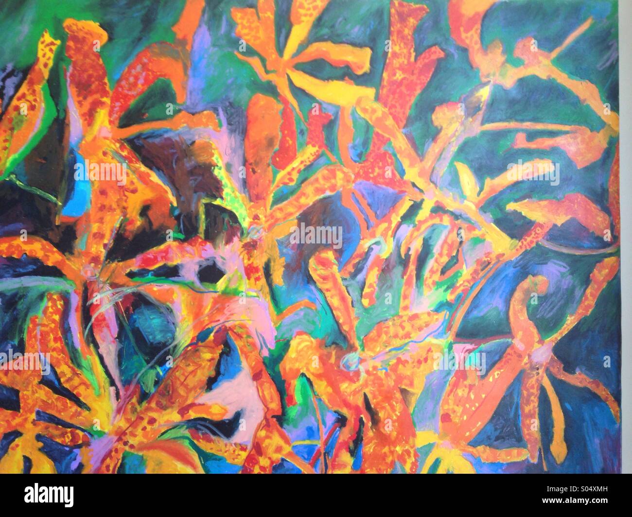 Peinture à l'huile d'orange avec des fleurs sauvages et vert sur fond bleu. - Image de stock capturée avec un smartphone