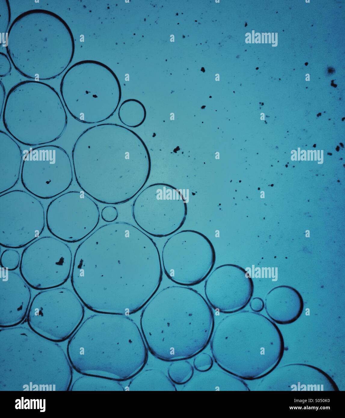 Bulles de liquide de mélange d'huile et de l'eau expérience - Image de stock capturée avec un smartphone