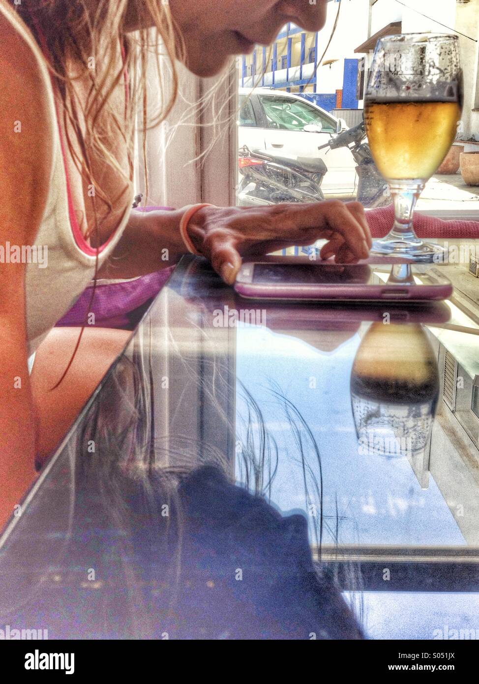 Woman texting on téléphone dans un bar. Banque D'Images