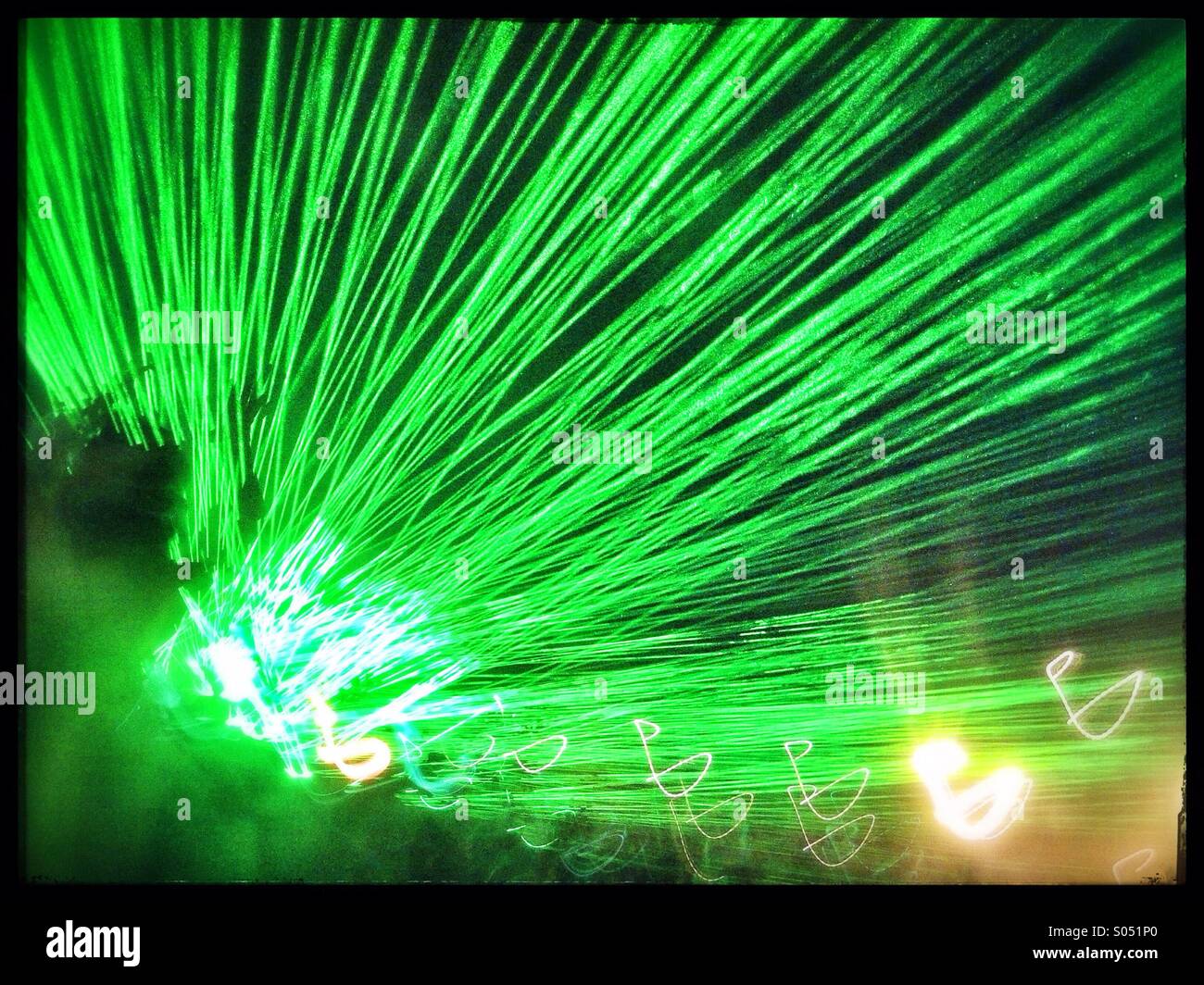 Des traînées de lumière laser vert au festival de musique en plein air Banque D'Images