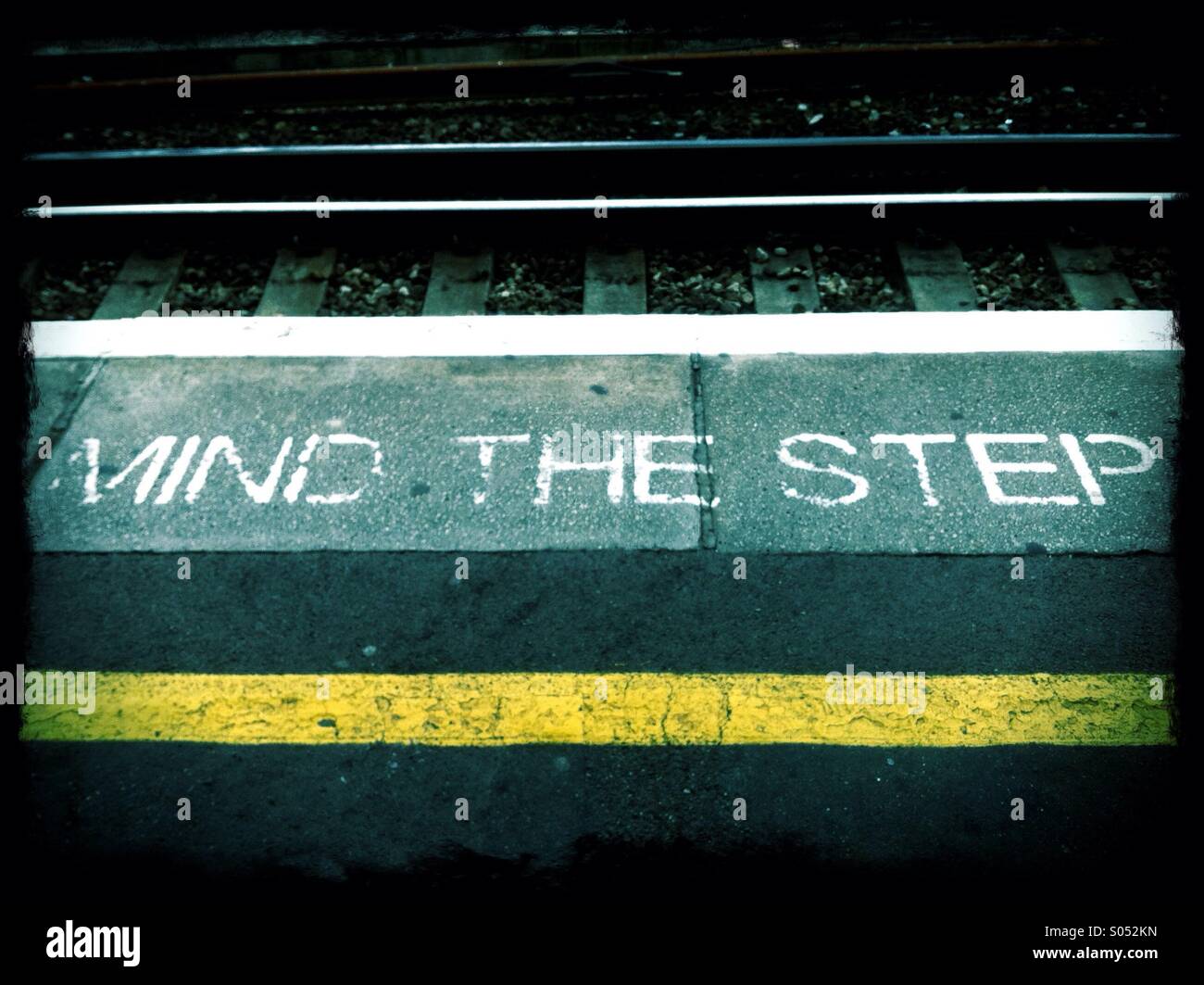 L'esprit l'étape signe sur le bord d'une plate-forme à la gare de Londres Banque D'Images