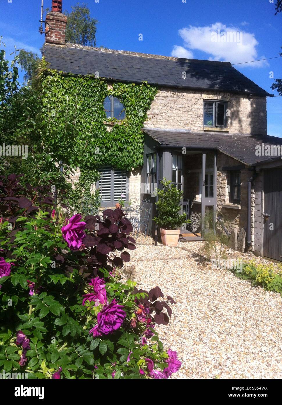 Cotswold cottage et le jardin dans le Gloucestershire, Angleterre, Royaume-Uni. - Image de stock capturée avec un smartphone