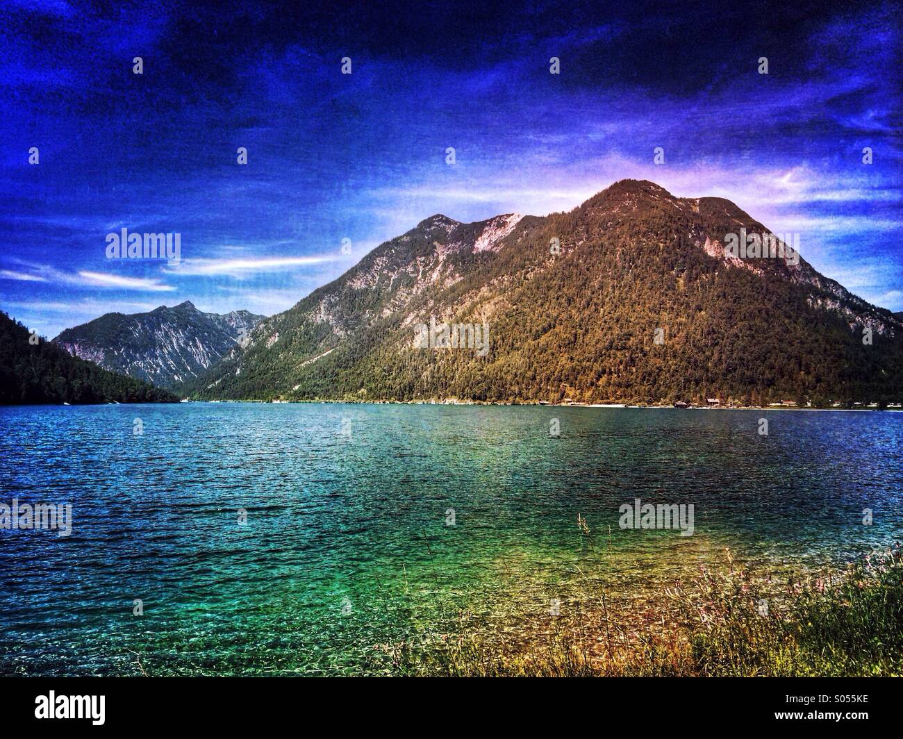 En été le lac Plansee - Image de stock capturée avec un smartphone