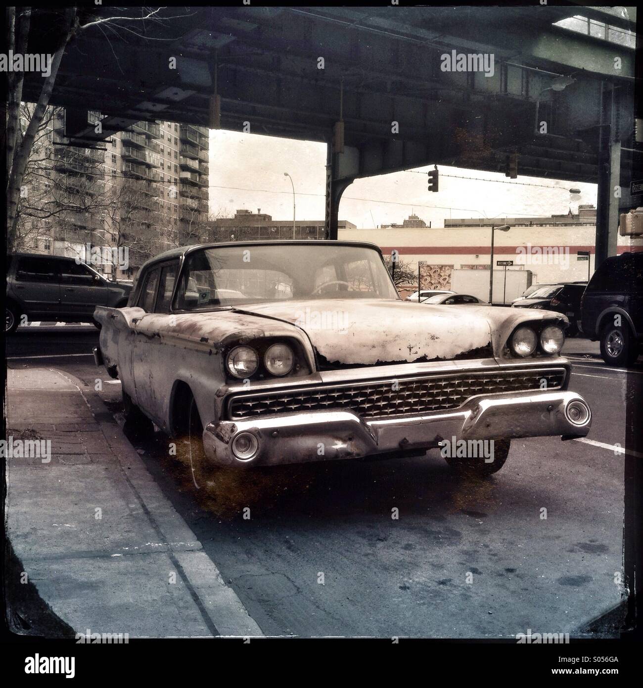 Vieille voiture dans les rues de Bedford Stuyvesant quartier à Brooklyn, NY Banque D'Images