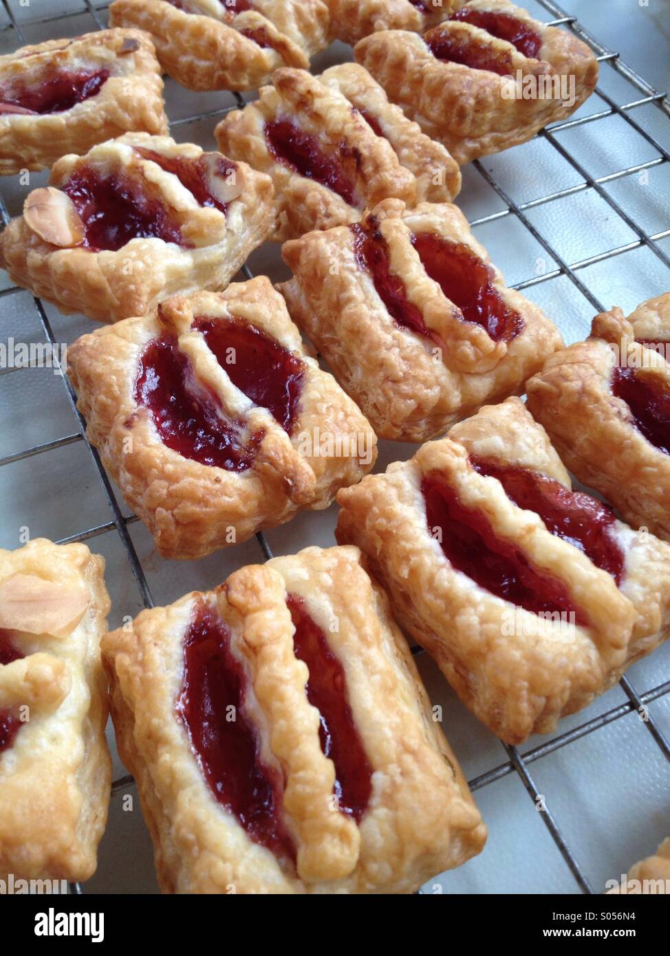Des tartelettes à la confiture sur une bac. Banque D'Images