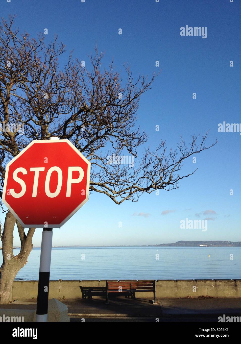 Arrêter et reste - Stop et banc vide à sandycove, Dublin, Irlande Banque D'Images