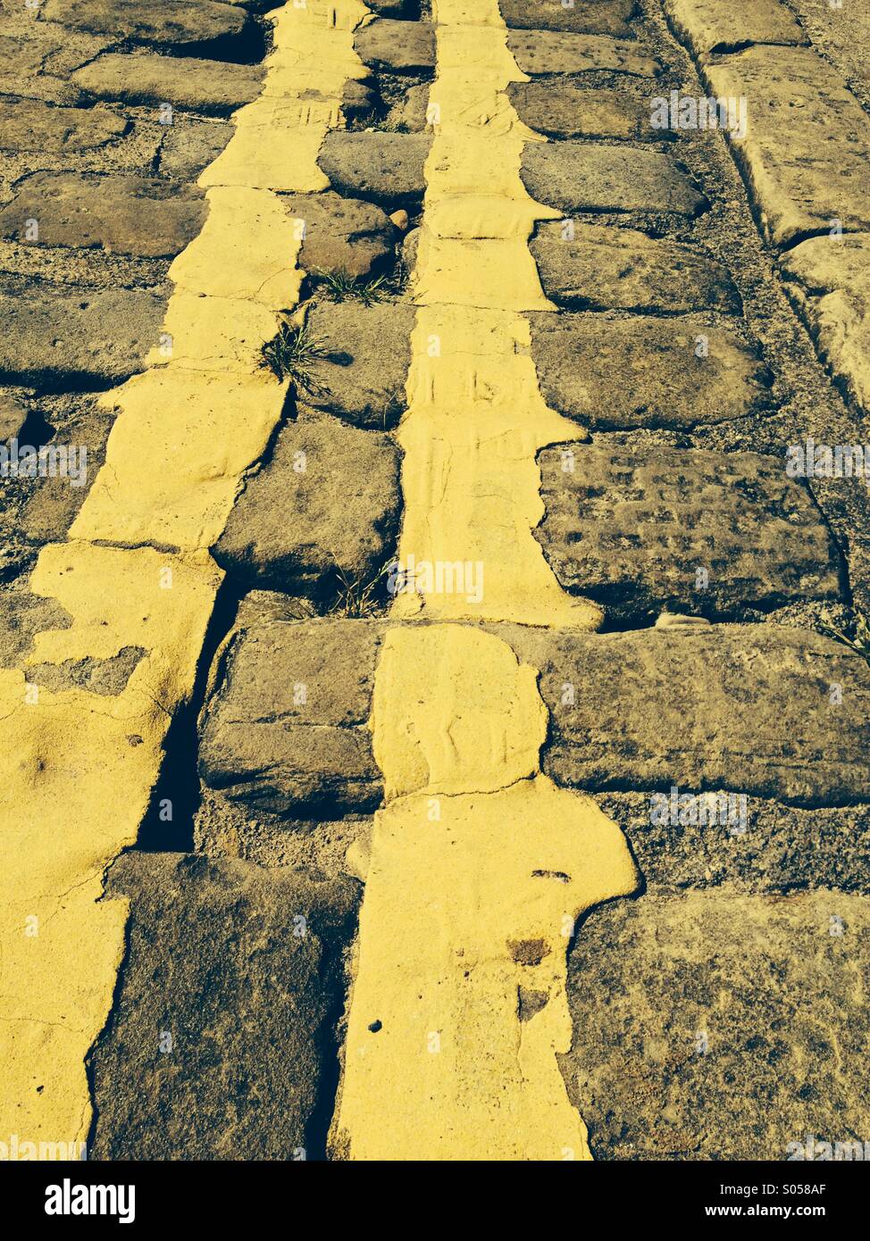 Les lignes jaunes double sur route pavée - Image de stock capturée avec un smartphone