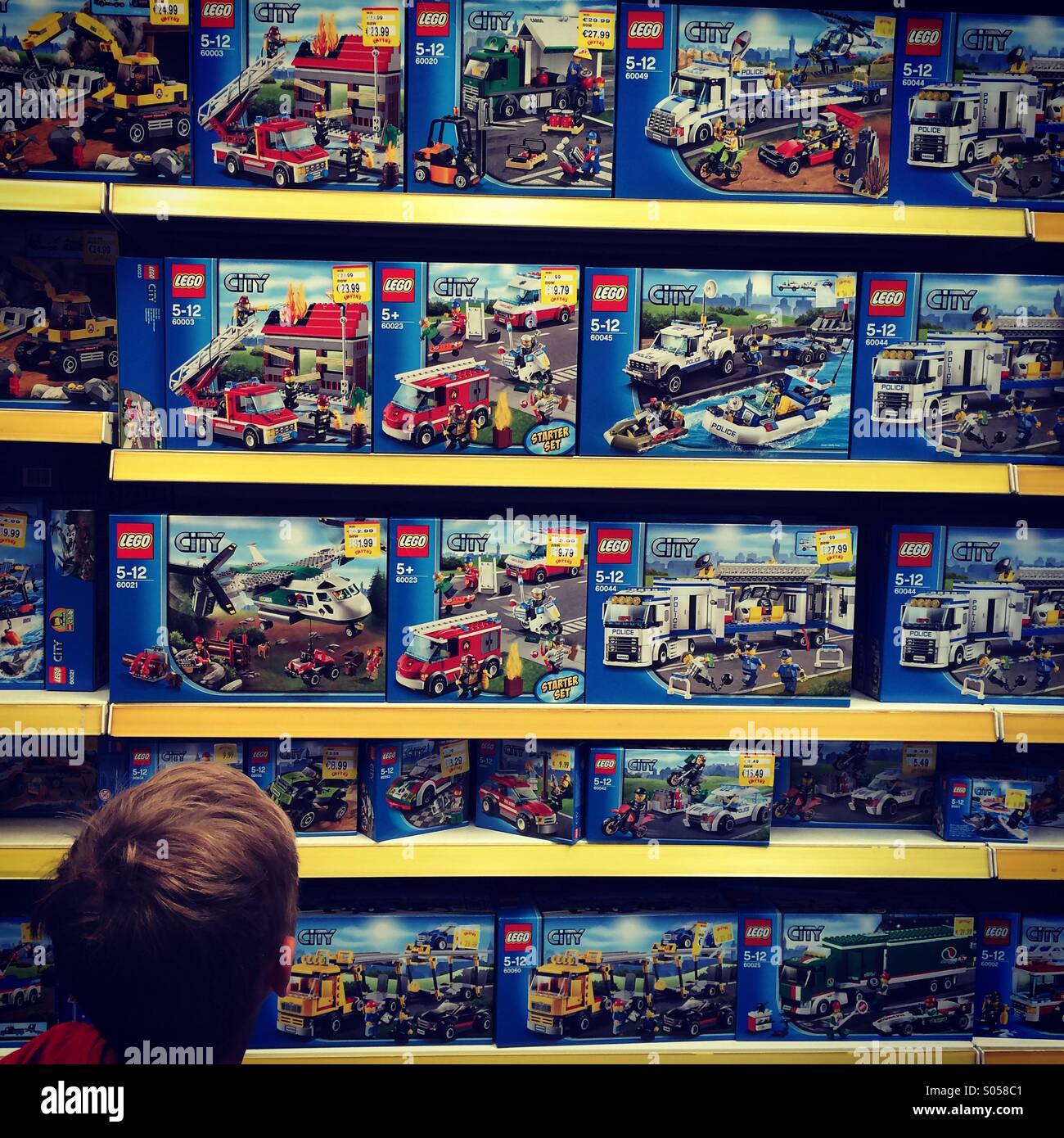 Petit garçon ressemble à afficher dans un jouet Lego shop Banque D'Images
