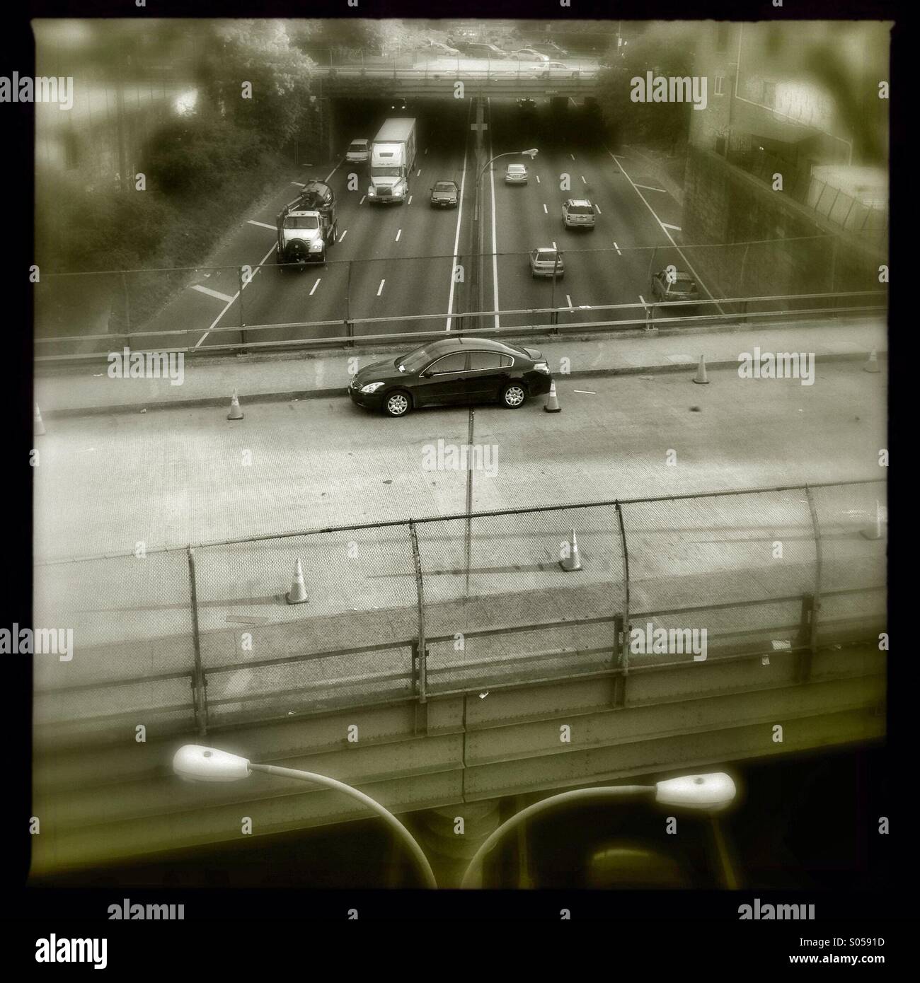Pont sur l'avenue Division BQE express way dans Brooklyn, NY pendant les heures de pointe - Image de stock capturée avec un smartphone