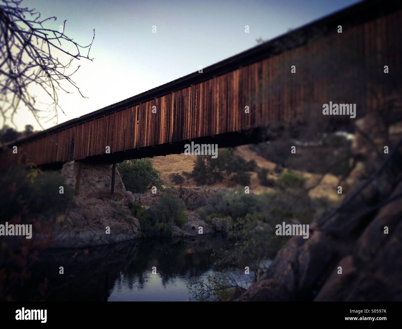 Knights Ferry pont couvert. Knights Ferry, California, USA - Image de stock capturée avec un smartphone