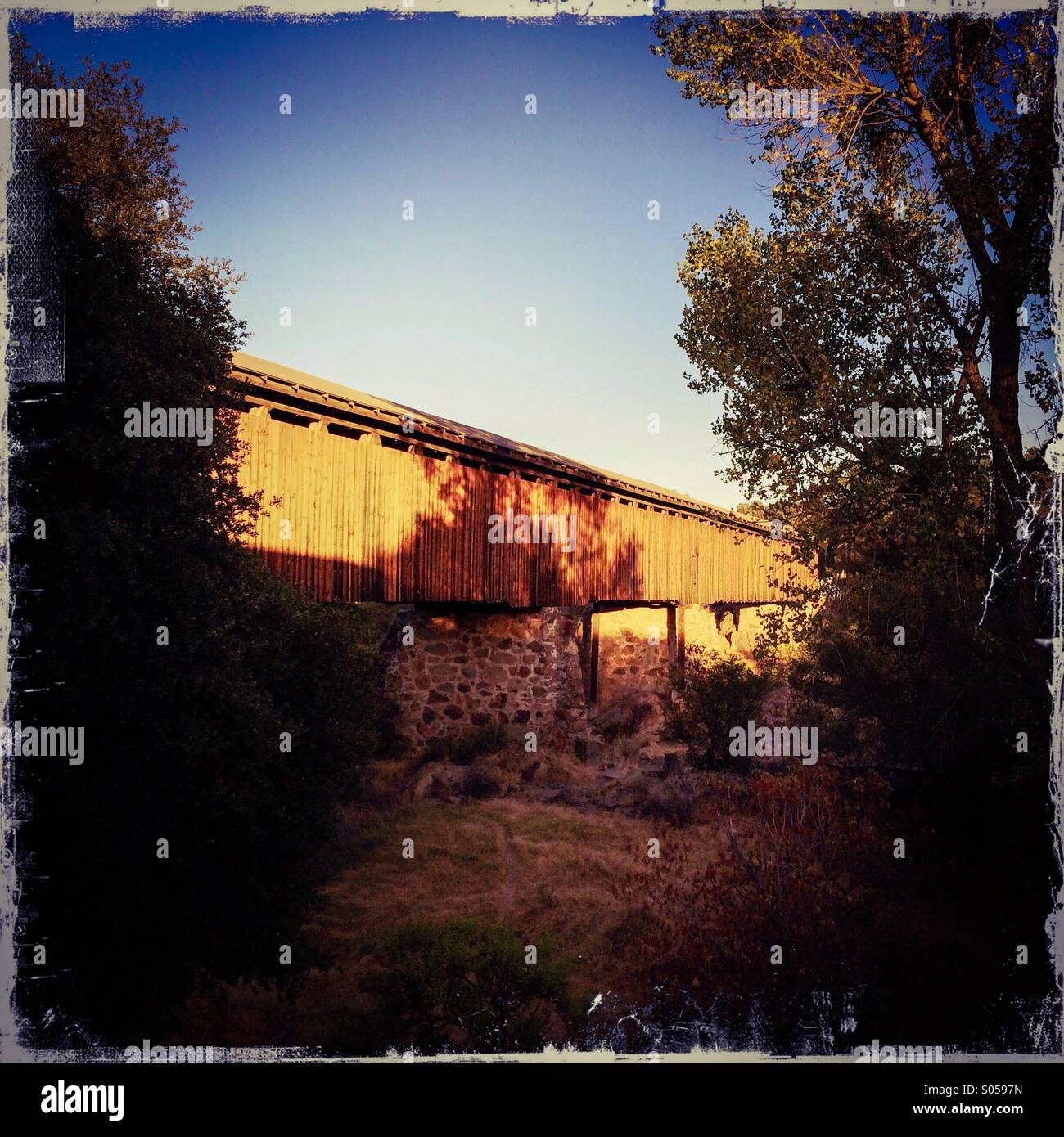 Knights Ferry pont couvert. Knights Ferry, California, USA - Image de stock capturée avec un smartphone