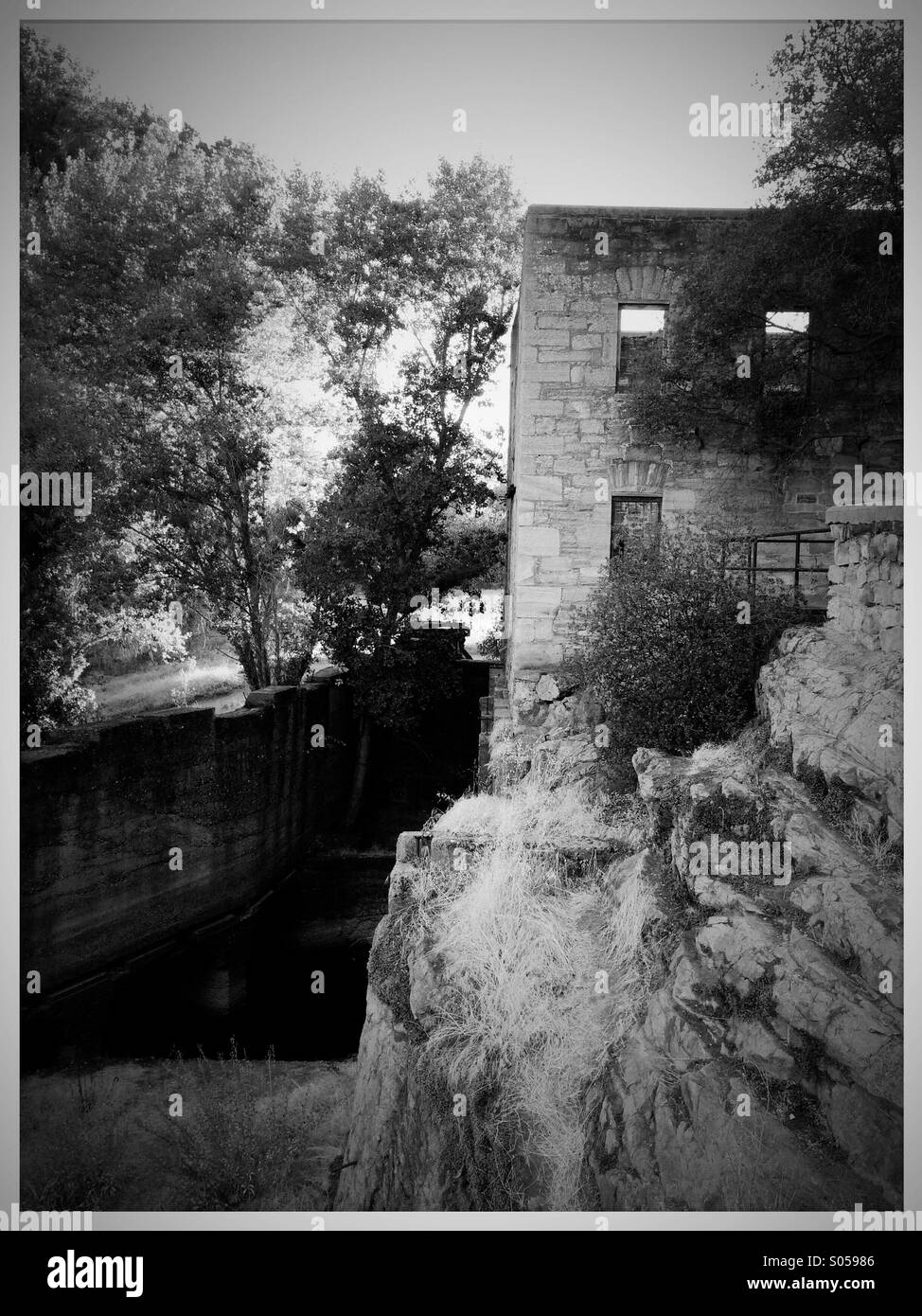 Ruines de Tulloch's Mill, l'établissement Knights Ferry, California, USA - Image de stock capturée avec un smartphone