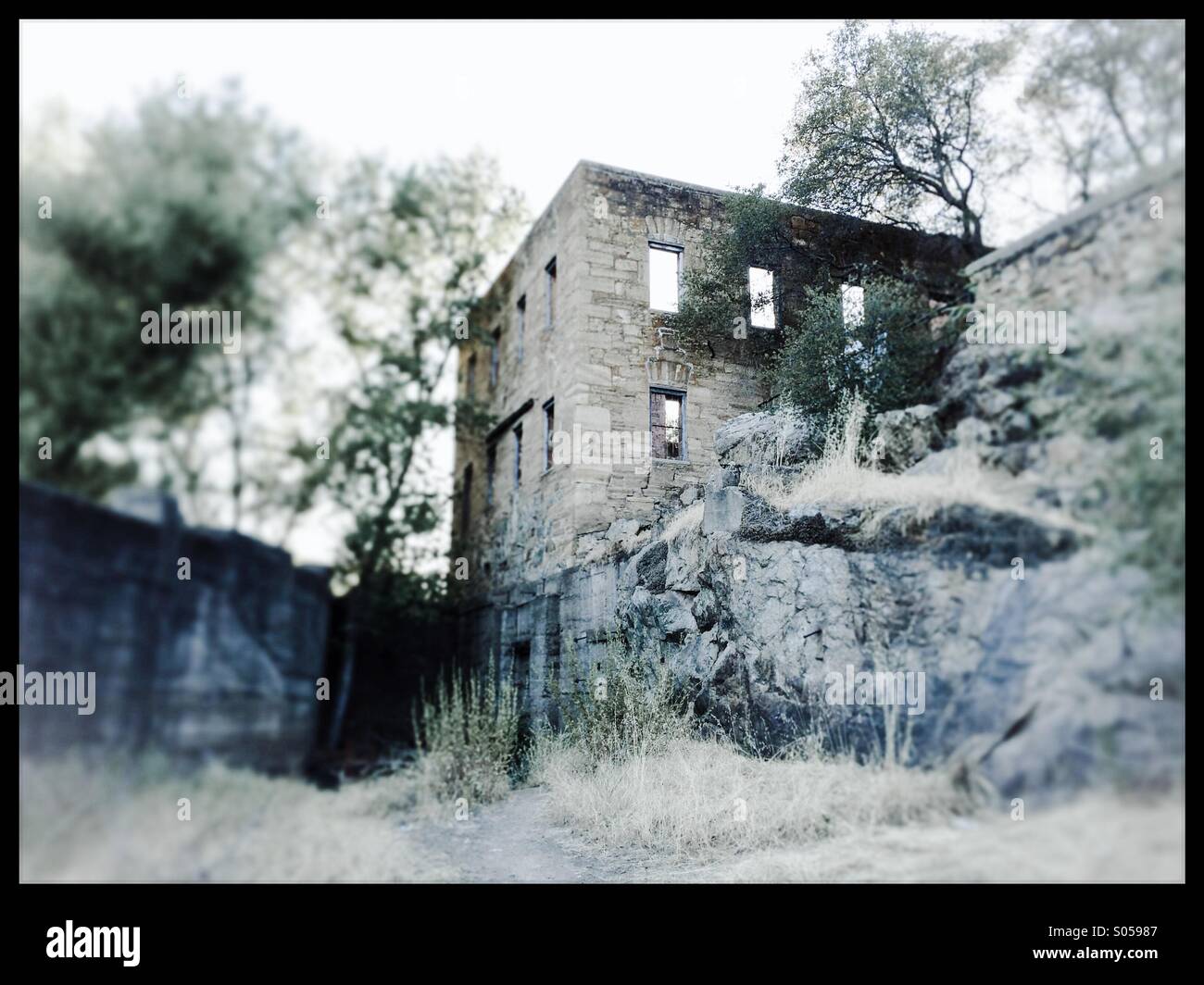 Ruines de Tulloch's Mill, l'établissement Knights Ferry, California, USA - Image de stock capturée avec un smartphone