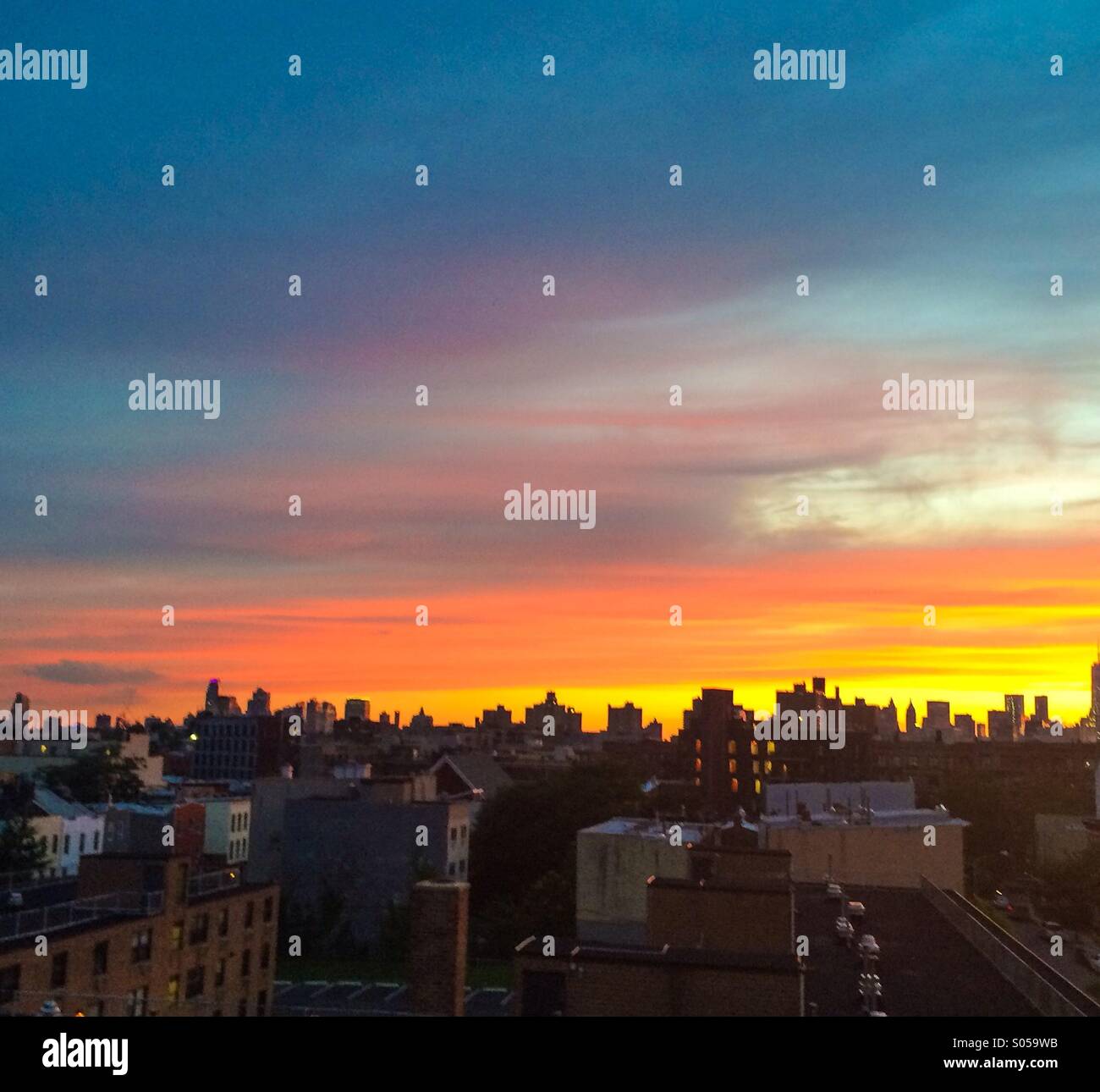 Coucher du soleil d'été de la ville de New York de Brooklyn - Image de stock capturée avec un smartphone