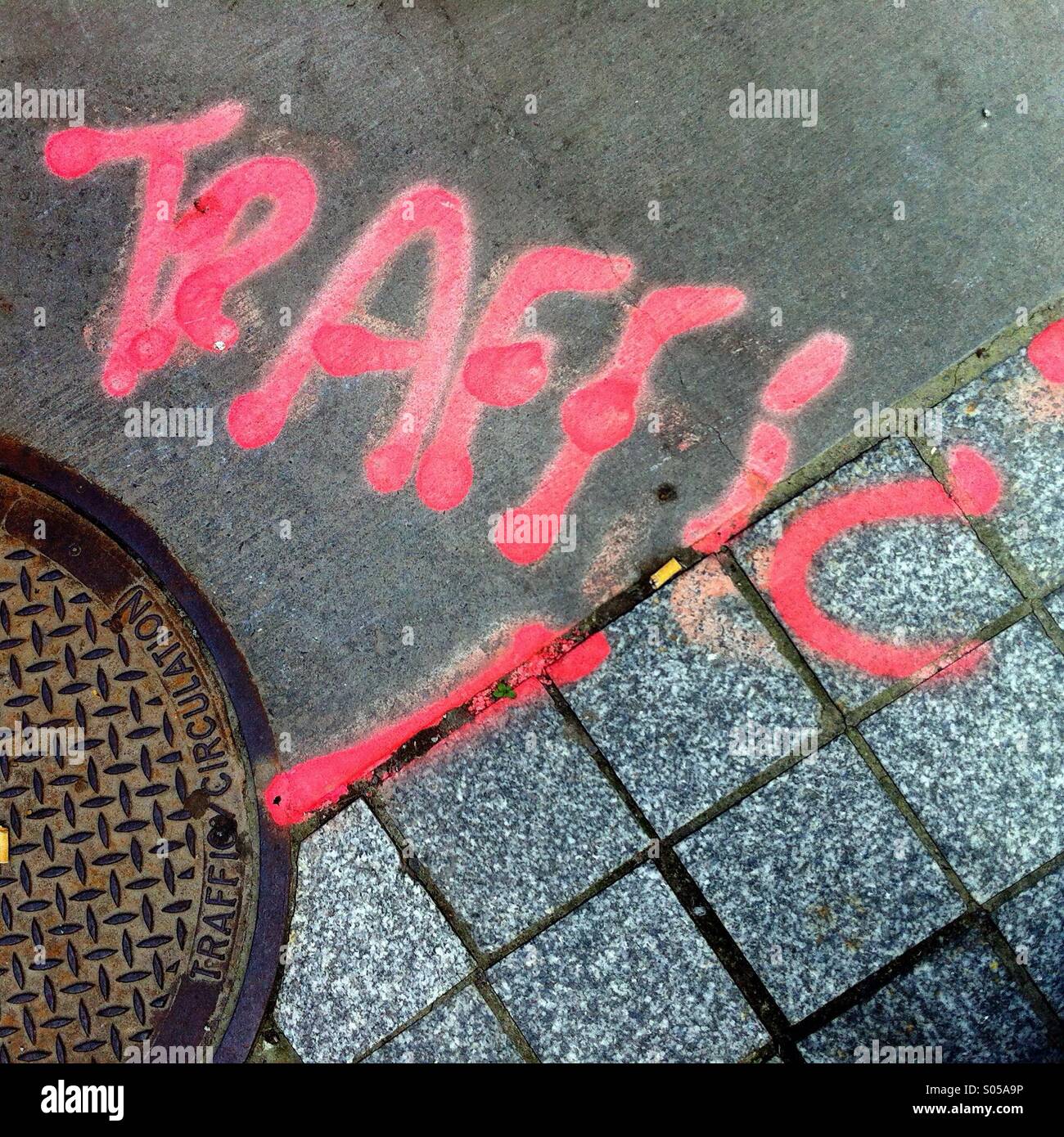 Le mot écrit de trafic avec rose chaud de pulvérisation de peinture sur la route pour l'infrastructure de réparation, Ottawa, Canada, 2014. - Image de stock capturée avec un smartphone