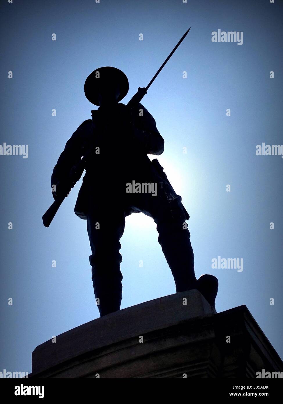 Silhouette de monument commémoratif de guerre du soldat. Portstewart en Irlande du Nord Banque D'Images