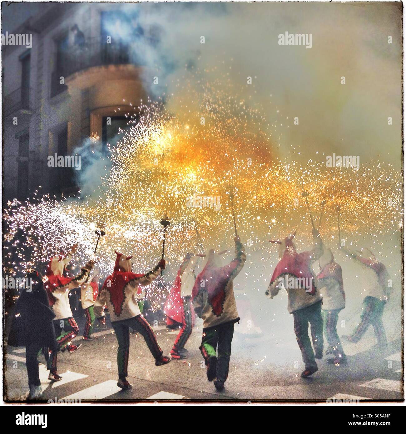 Correfoc, Fireworks, Les Santes, festival de la ville de Mataró, juillet, Barcelone, Espagne. Jeux incendie en Catalogne Banque D'Images