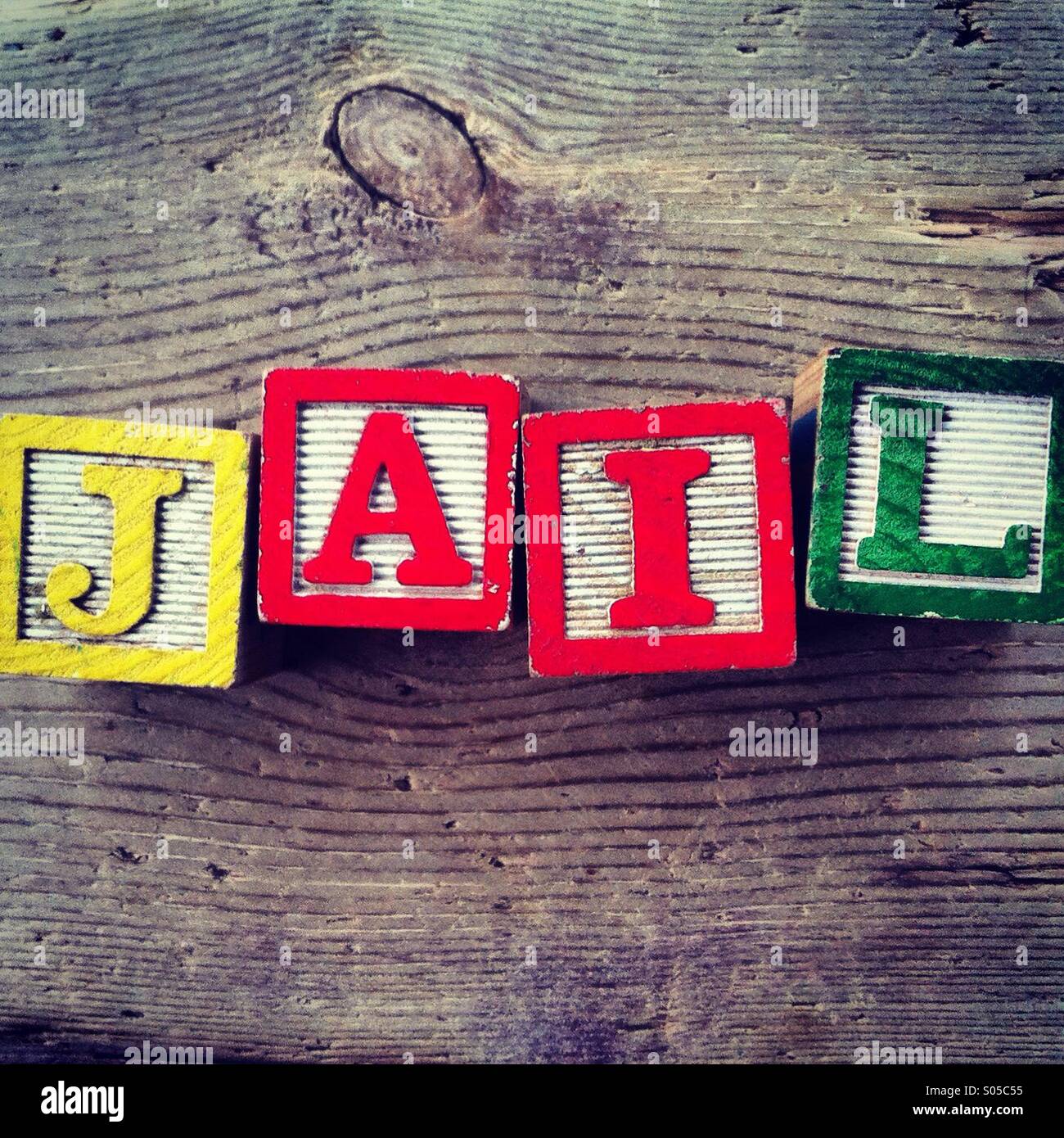 C'est une photo de blocs en bois jouet avec des lettres qui forment le mot prison - Image de stock capturée avec un smartphone