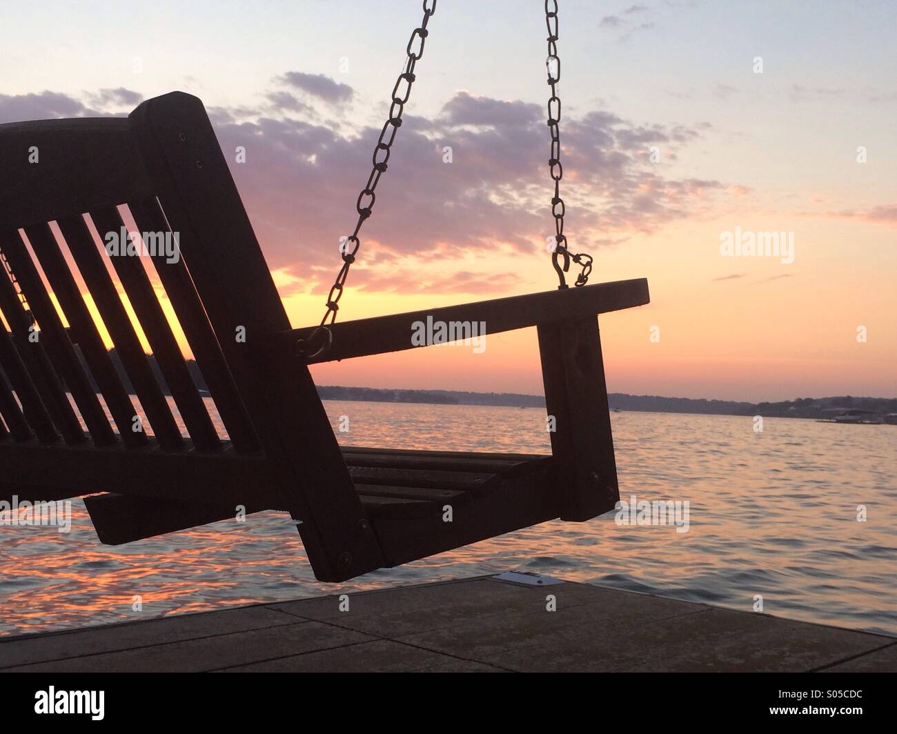 Coucher du soleil sur le lac swing banc Banque D'Images