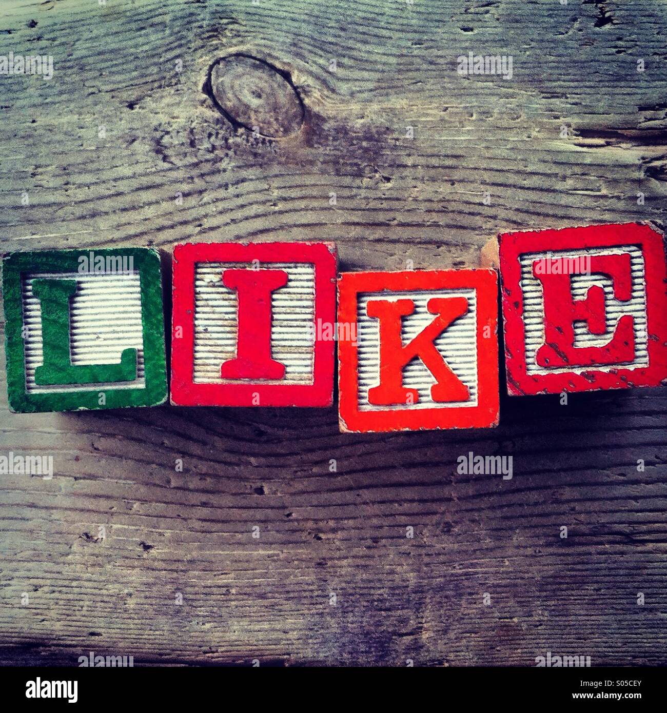 C'est une photo de quelques blocs en bois avec lettres alphabet combinées ensemble pour créer le mot comme - Image de stock capturée avec un smartphone