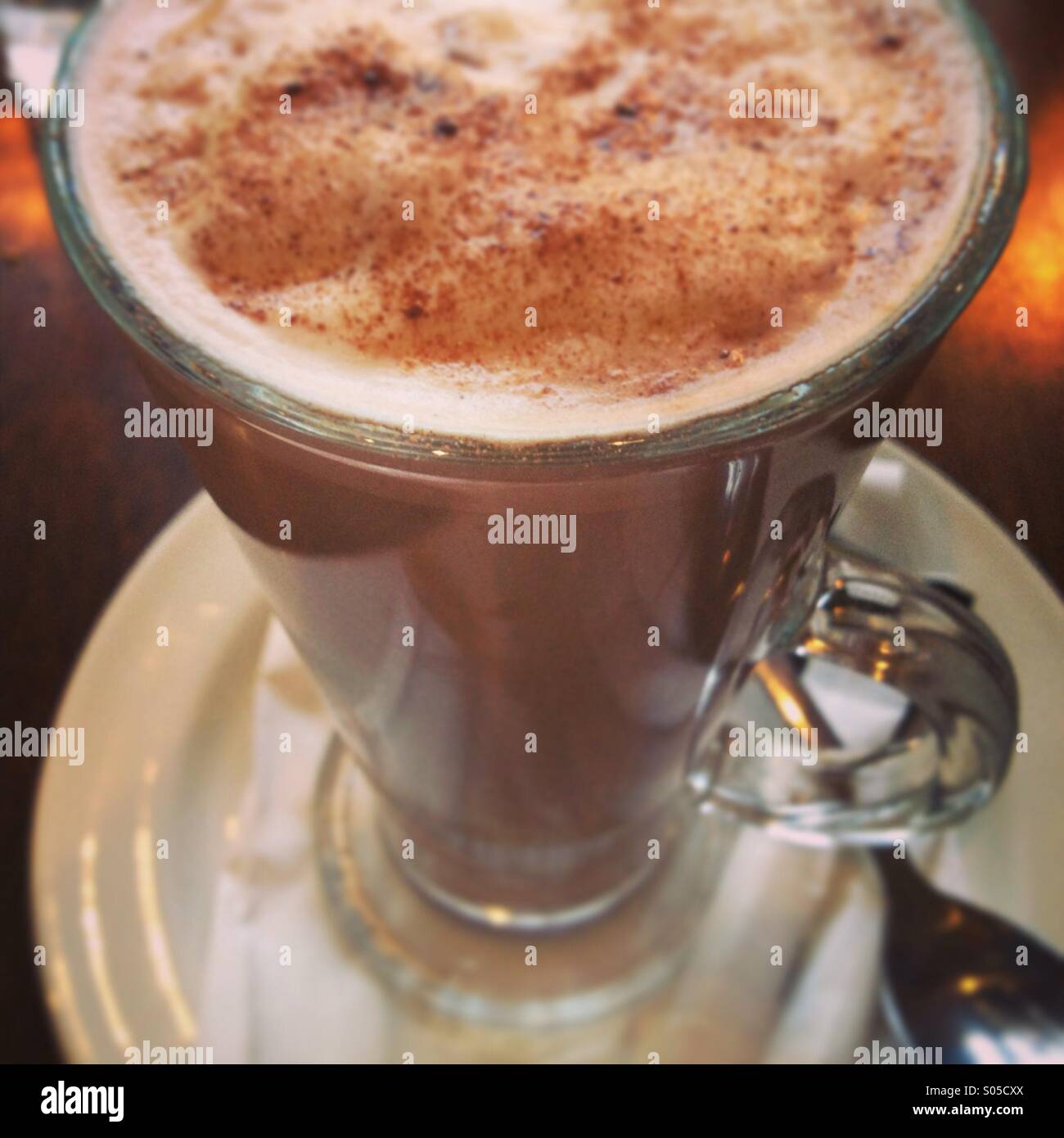 Grand Verre de chocolat chaud, de prendre un verre dans un café à Dublin en Irlande Banque D'Images