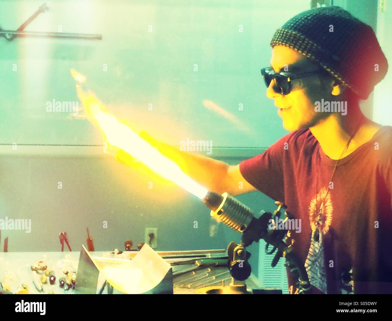 Glassblowing artiste au travail Banque D'Images